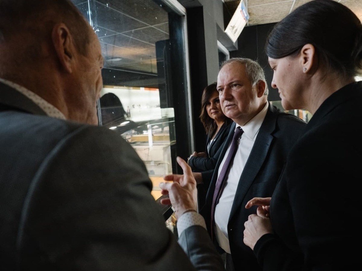 El ministre Hereu amb el president de la Farga Oriol Guixà, la consellera delegada Inka Guixà i l'alcaldessa de les Masies, Verònica Ruiz