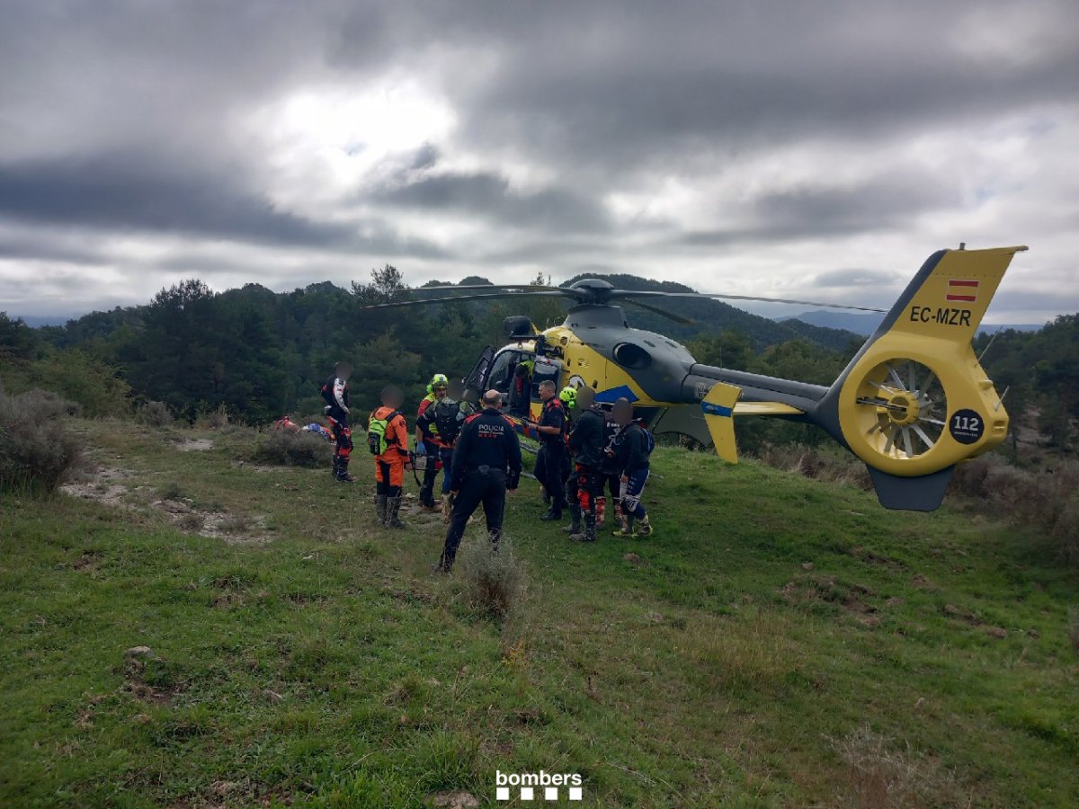 Helicòpter, Bombers i Mossos d'Esquadra en l'evacuació del motorista a les Lloses