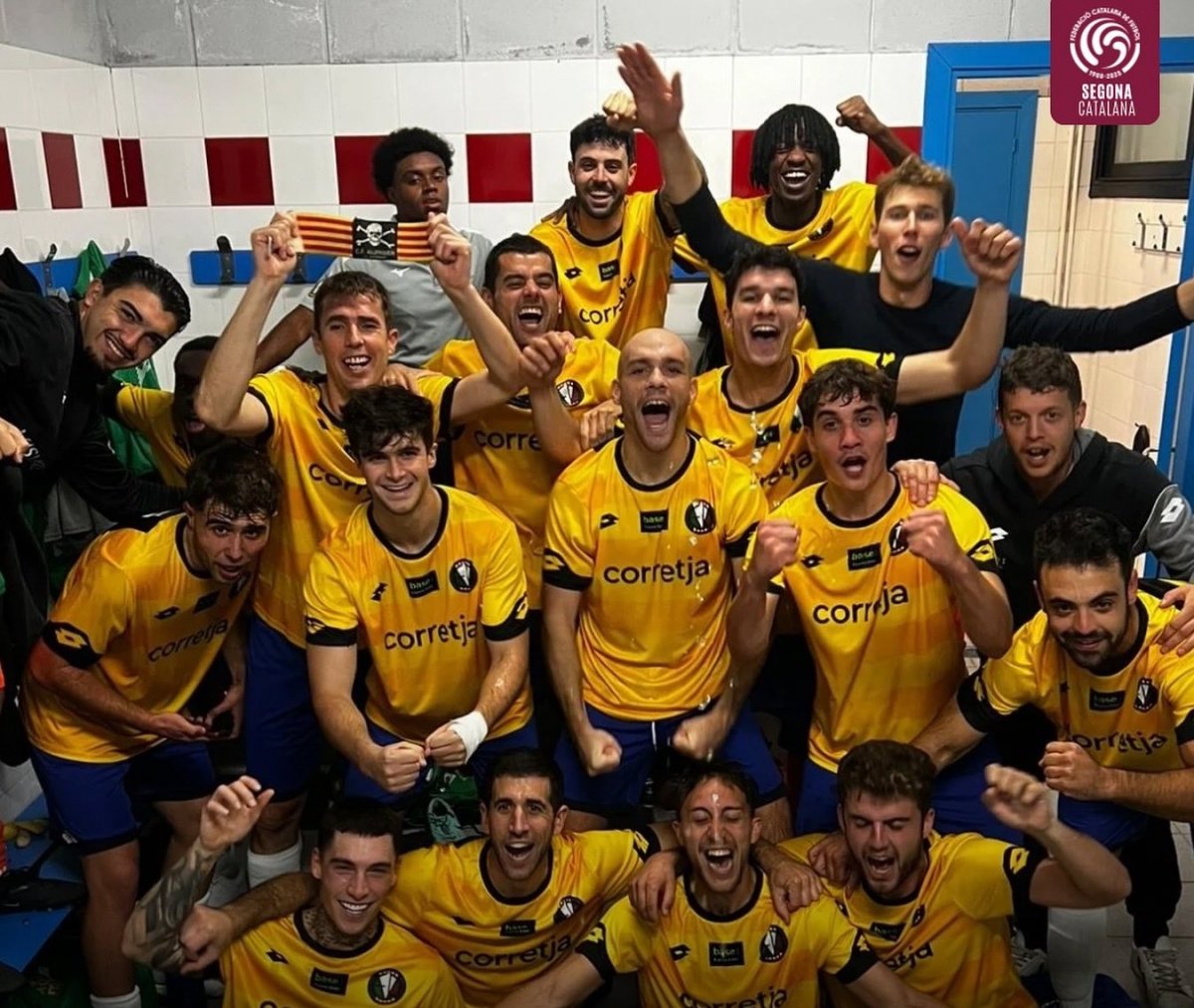 Els jugadors del Vic Riuprimer celebren la victòria