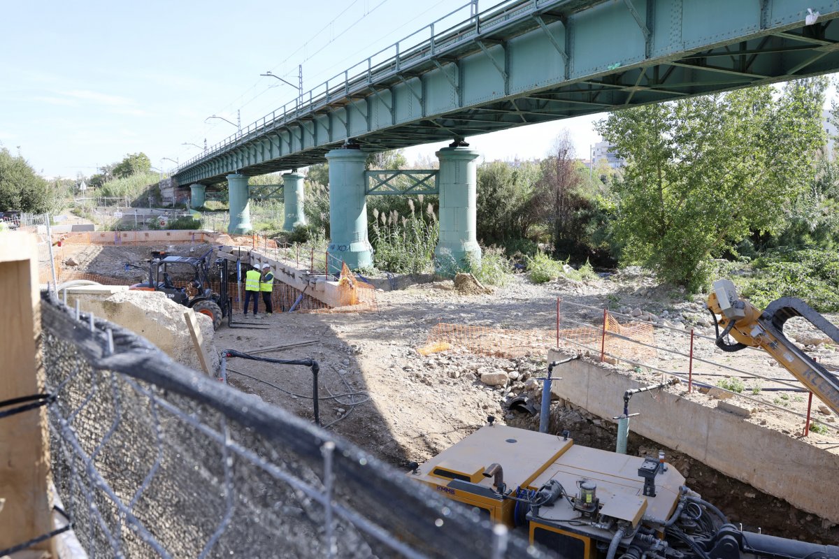 Els treballs de construcció del nou viaducte sobre el riu Congost