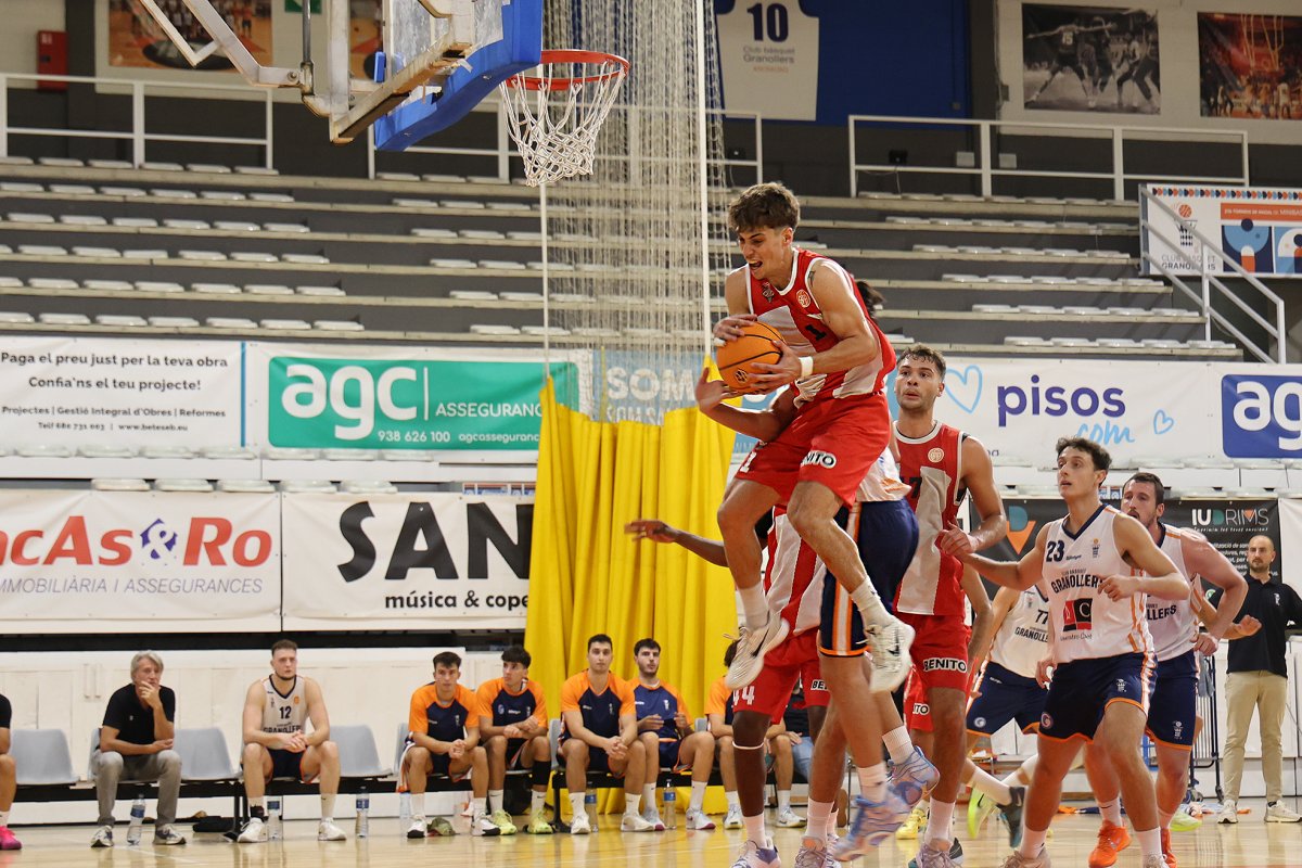 Àlex Riera, amb 11 punts i un dels millors anotadors del Vic, intenta una cistella davant el Granollers