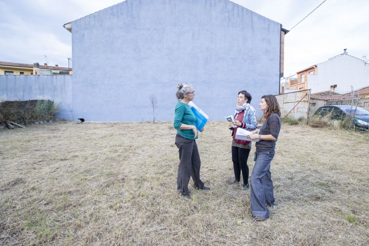 Membres de La Corba al solar del carrer del Ferrocarril