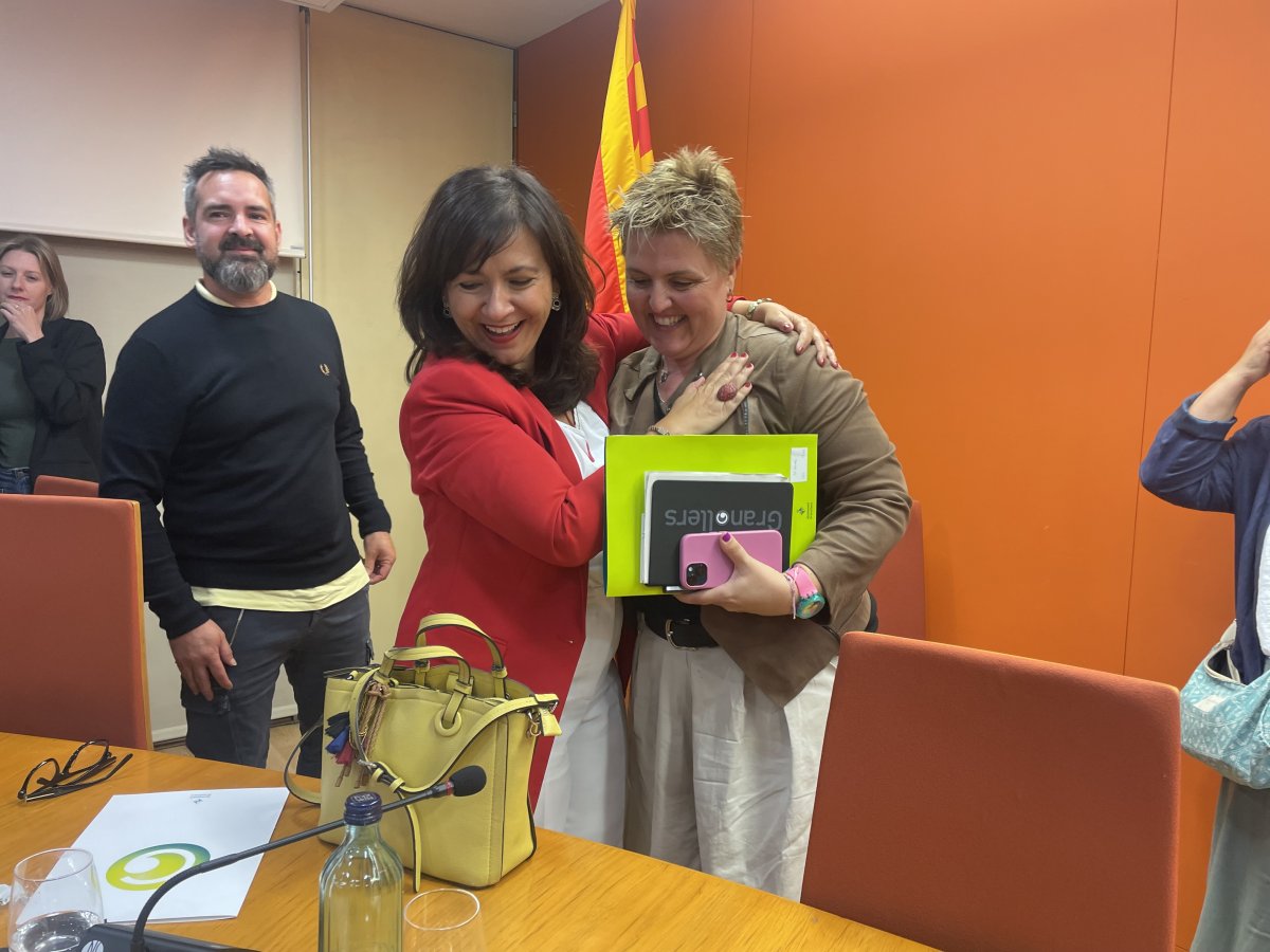 Andrea Canelo saludant-se amb Gemma Giménez, portaveu del PSC, al final del ple