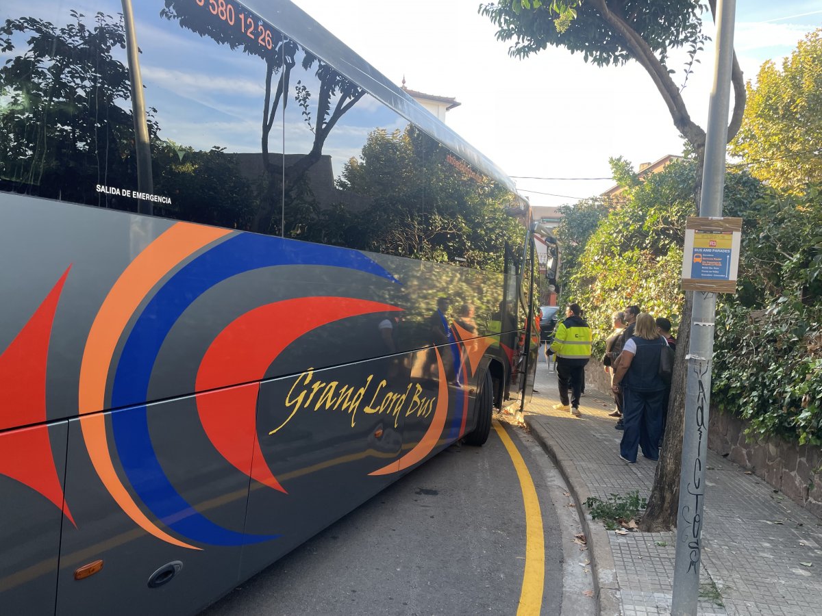 Un autobús a la plaça Josep Marcer fent el recorregut entre Fabra i Puig i Centelles