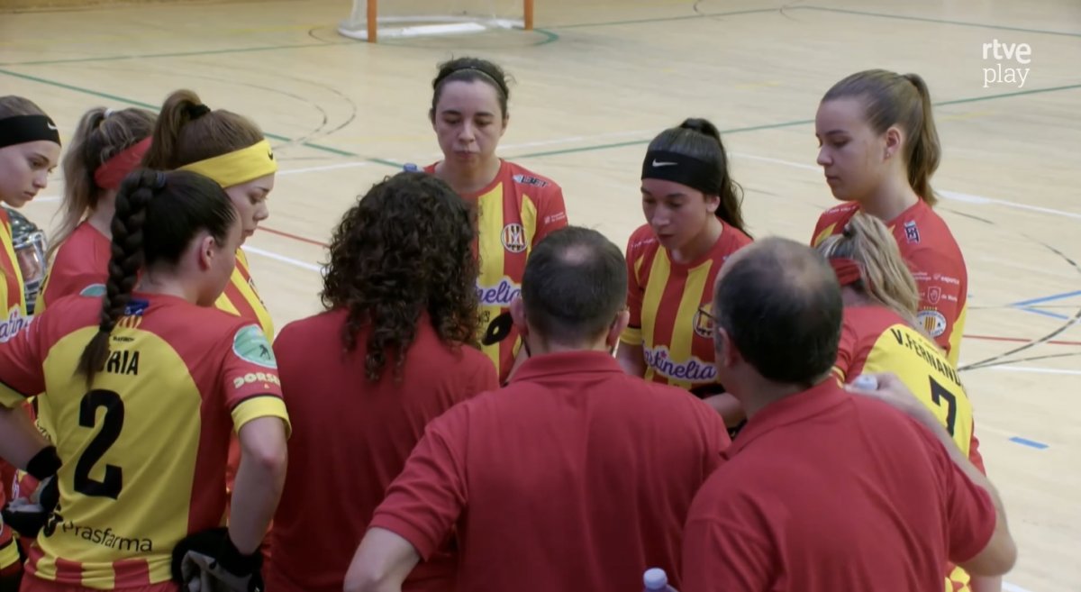 L'equip, escoltant les indicacions de la seva entrenadora, Marta Díez, en un temps mort