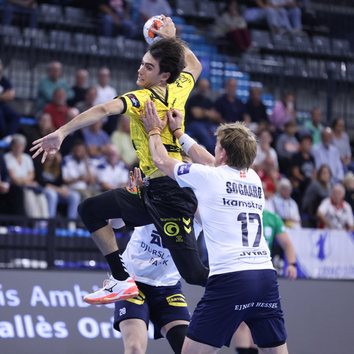 El central del Fraikin Bruno Reguart intenta llançar, malgrat l'oposició de Søgaard Rasmussen