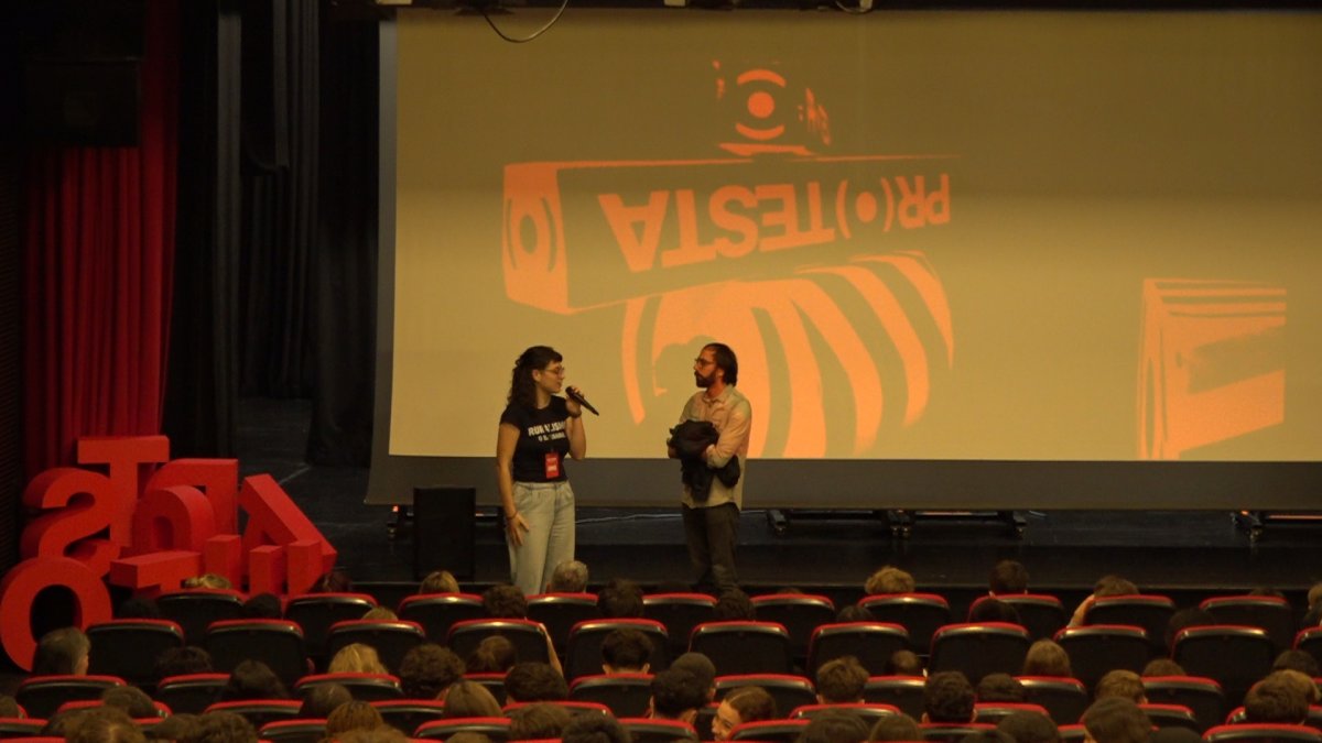 La Sala Vermella de l'ETC plena abans de la projecció del documental