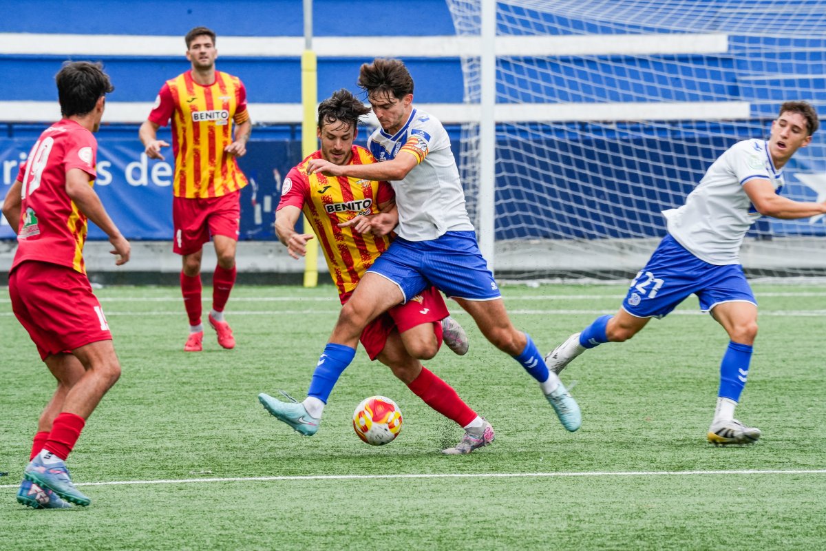 Javi Garcia en una acció de disputa amb el capità escapulat