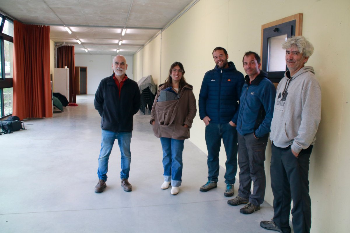 L'alcalde de les Llosses, Jaime Cuní, amb el regidor Marc Ràfols i famílie del poble