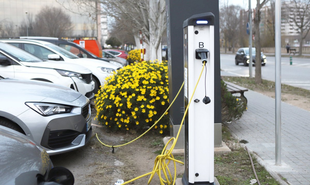 Un punt de recàrrega de vehicles elèctrics al passeig de la Conca del Besòs de Granollers