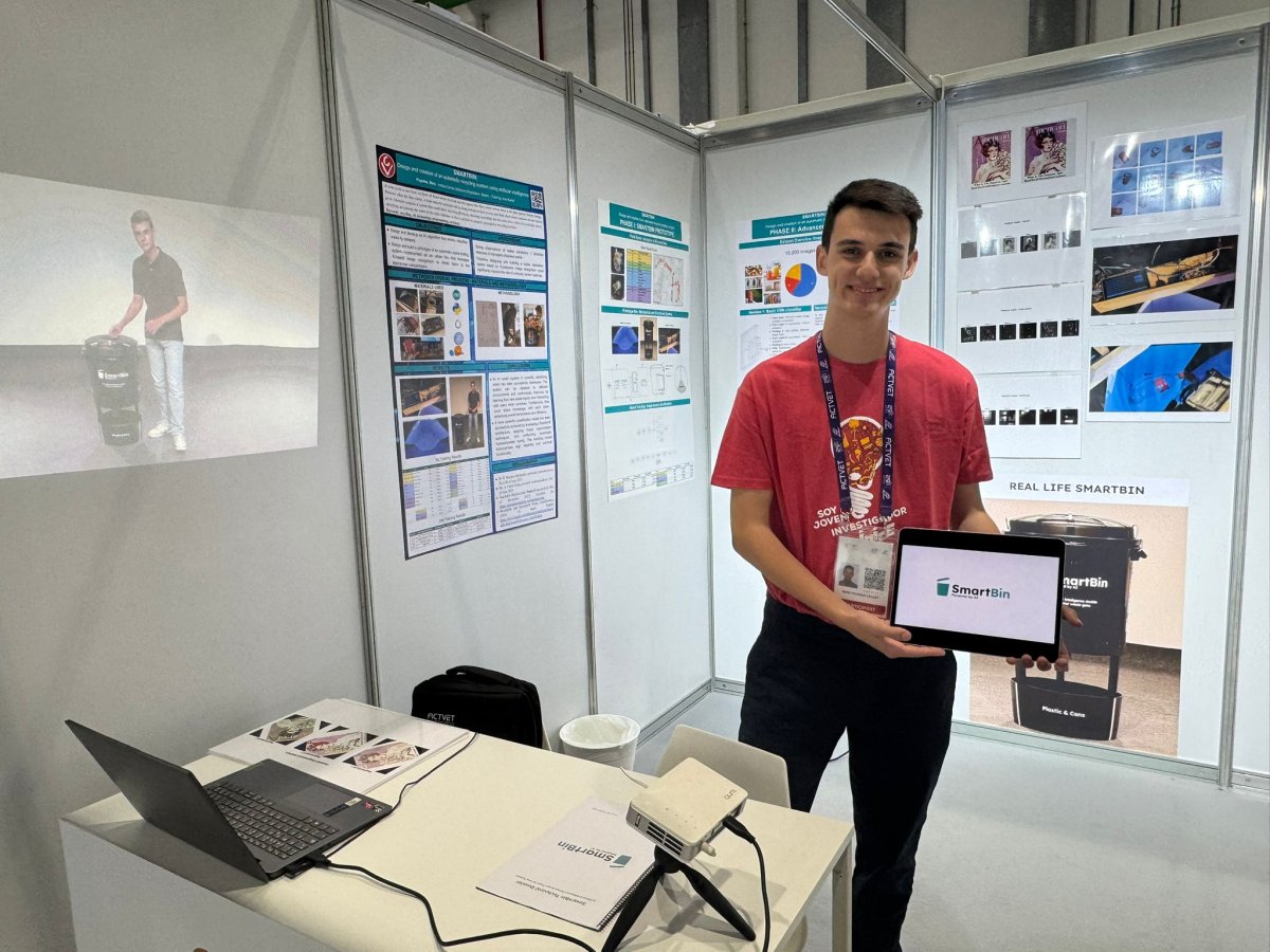 L'alumne Marc Pujadas, a l'Expo Science International d'Abu Dhabi