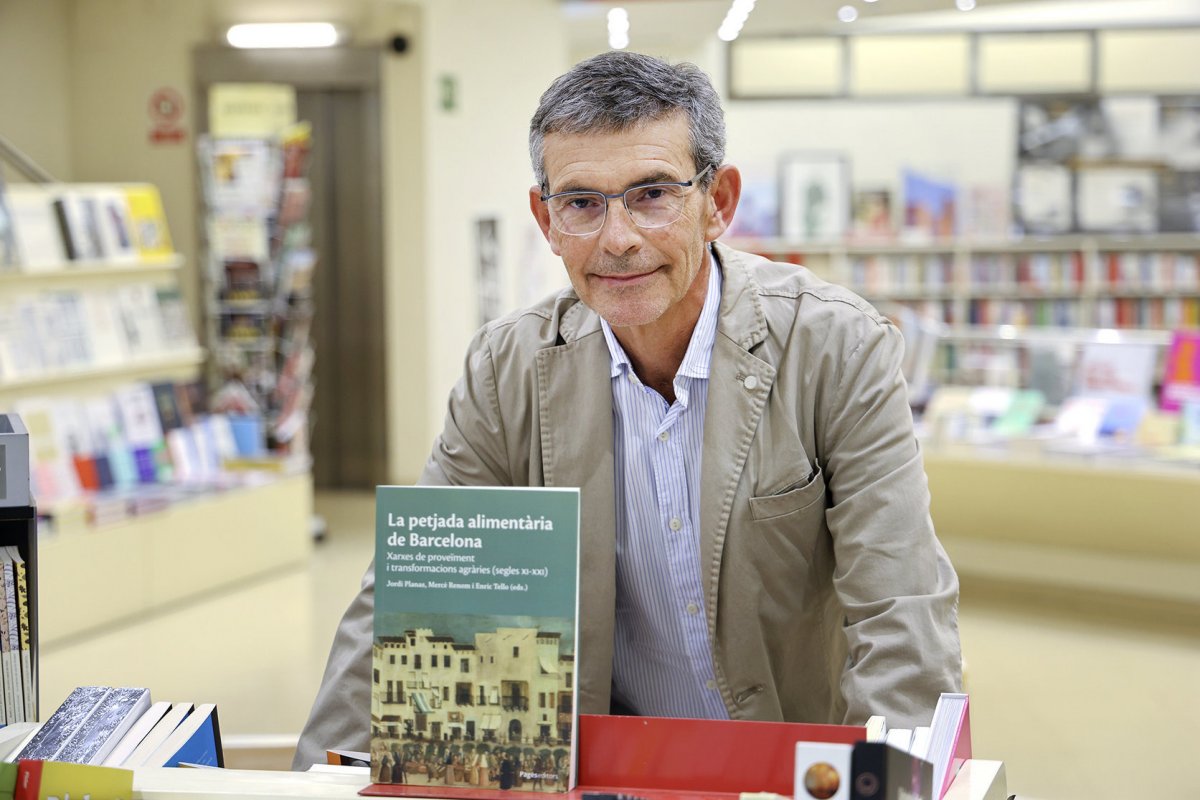 Jordi Planas amb el nou llibre a la Llibreria La Gralla de Granollers