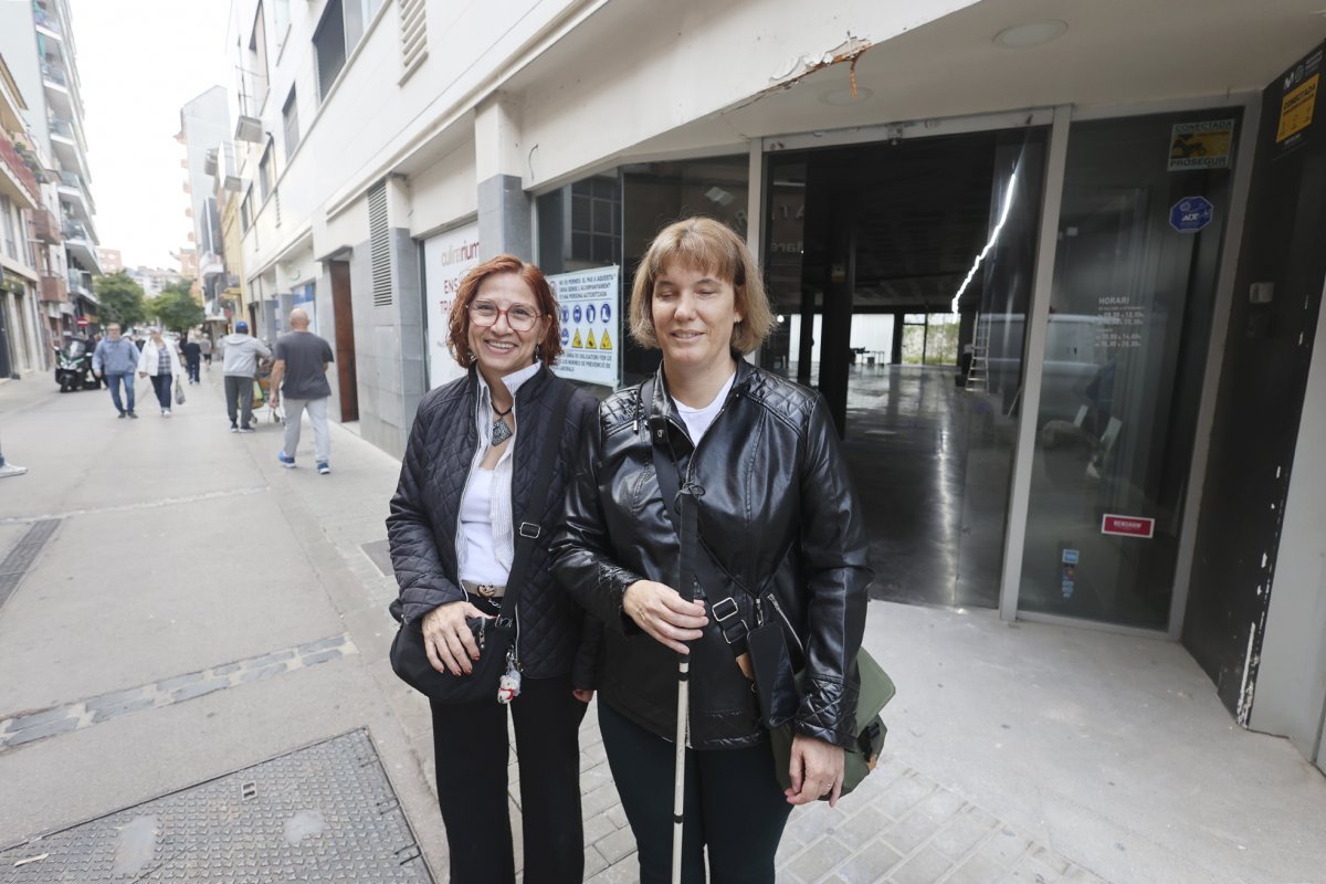 Rebeca Garcia i Olga Orta, treballadora de l’agència de Granollers, davant de la futura seu, al carrer Josep Umbert