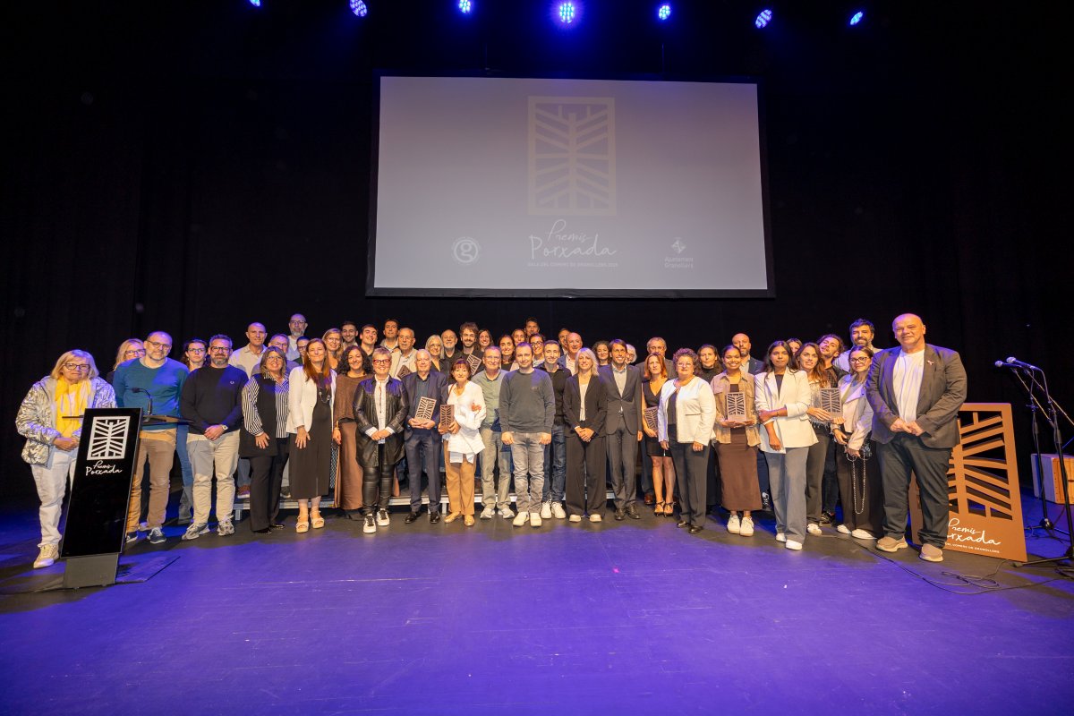 Foto de família amb els premiats i les autoritats assisntents a la gala dels Premis Porxada, aquest divendres al Teatre Auditori de Granollers