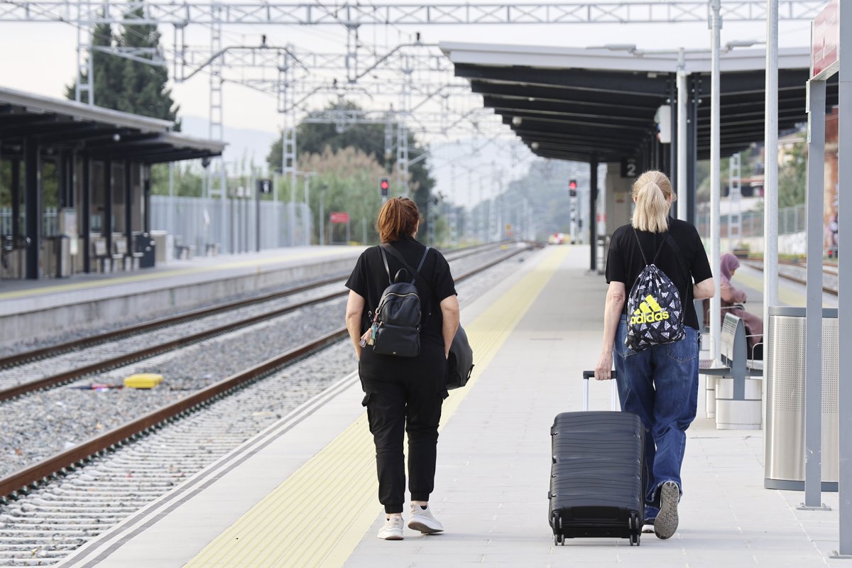 Usuaris de l'R3 divendres al matí a l'estació de Granollers-Canovelles, quatre dies abans del tall
