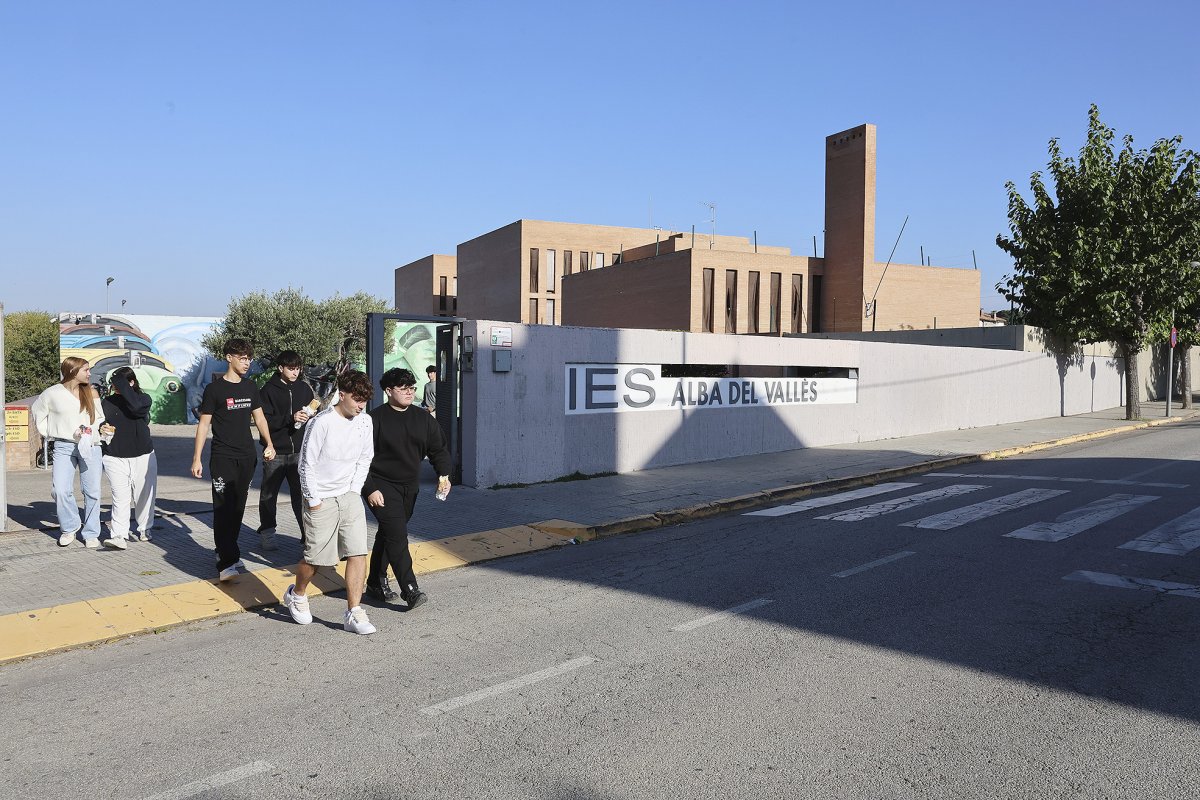 Un grup d'alumnes sortint de l'institut Alba del Vallès de Sant Fost, aquest dimecres al matí