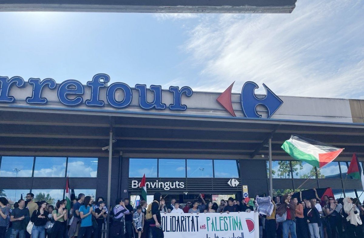 La protesta davant d’un supermercat Carrefour a la ronda sud de Granollers, dimecre