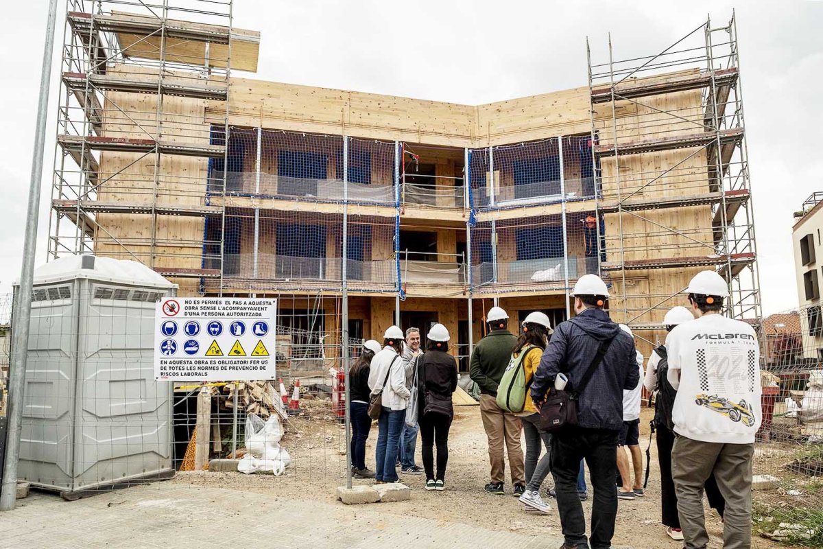 Aquest dilluns membres de l'Ajuntament van fer una visita a les obres dels pisos de la plaça de la Pau