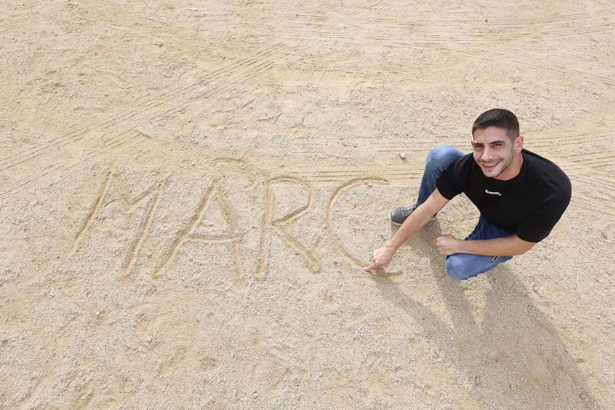 Marc Leal escriu el seu nom a la sorra aquest dijous a la tarda a Roca Umbert