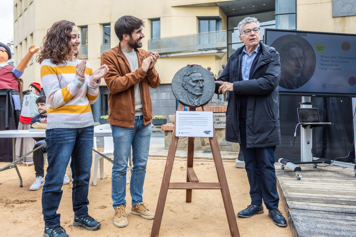 D’esquerra a dreta, Bàrbarà Dorca, Pol Cabutí i Esteve Turra durant la descoberta del medalló de Pompeu Fabra a Sant Feliu
