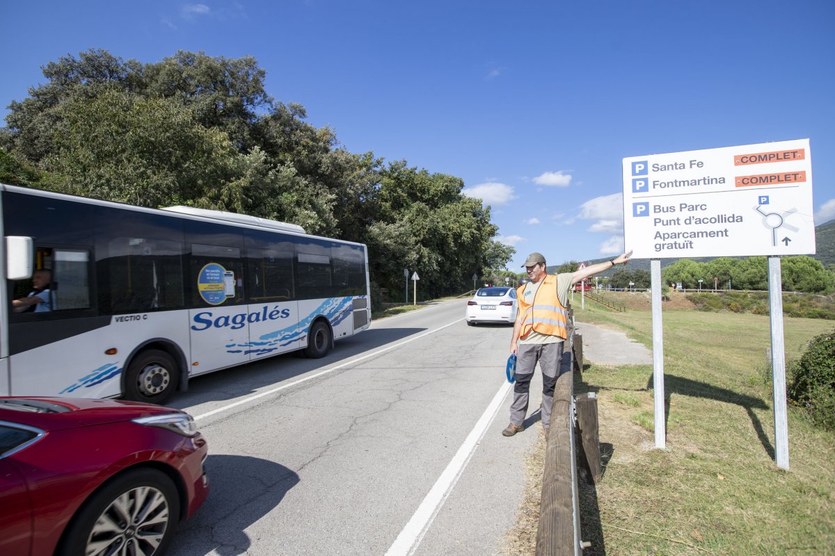 Els informadors van recomanar als visitants agafar el Bus Parc quan els aparcaments estaven complets