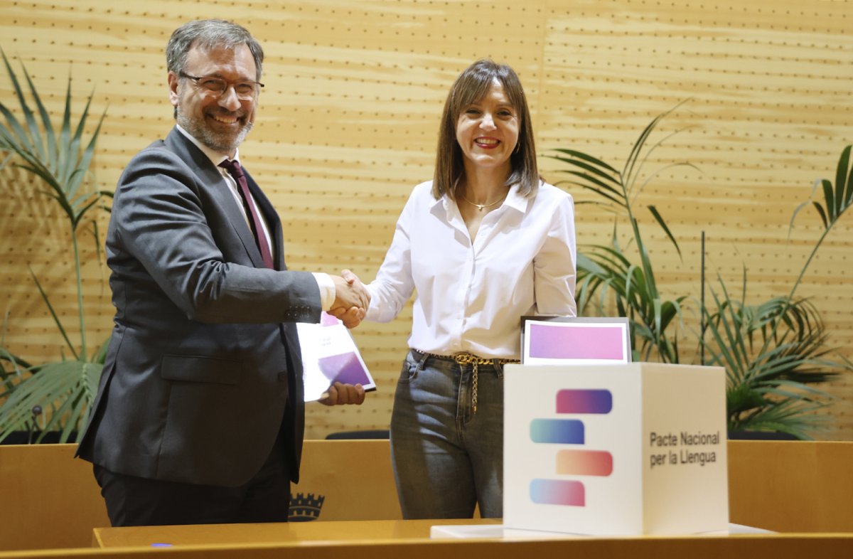 El conseller de Política Lingüística, Xavier Vila, amb l’alcaldessa, Mireia Dionisio, durant la signatura del Pacte Local per la Llengua