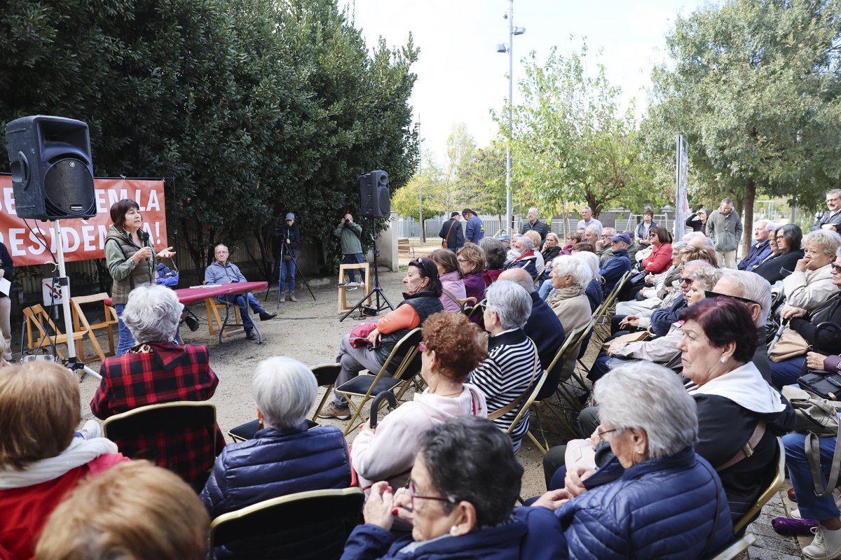 Més d’un centenar de persones es van reunir a la plaça de l’Església de la Roca per reivindicar una residència