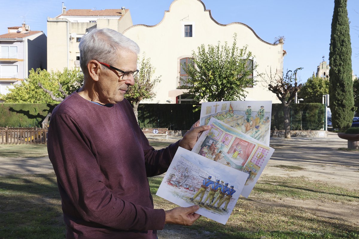 Salvador Coll amb les làmines de Josep Castells, que apareixen a l’interior del llibre, davant de l’antiga escola Can Serra, a Cardedeu