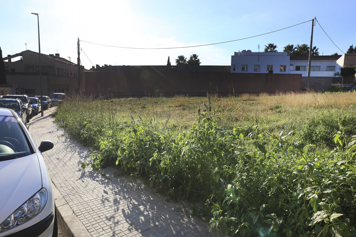El solar del carrer del Cadí de Llerona, cedit per edificar-hi 16 habitatges públics