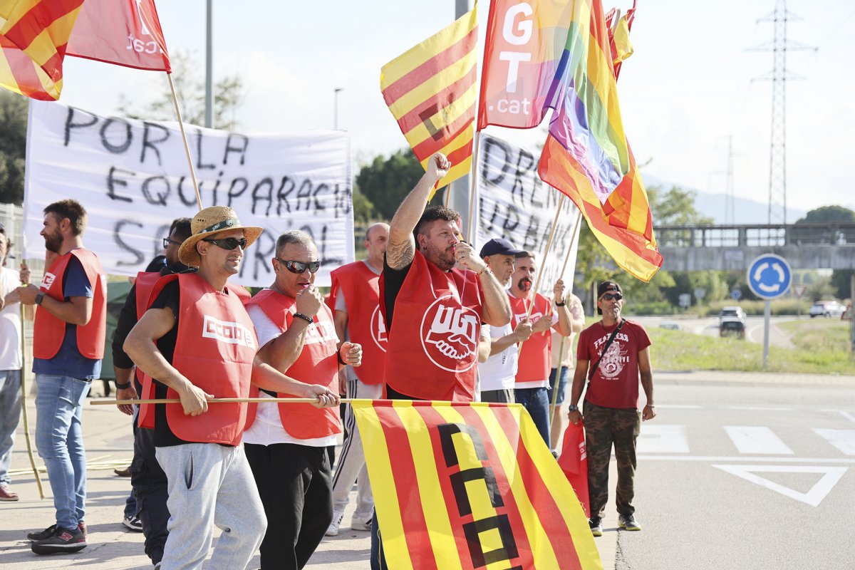 La plantilla de Drenatges Urbans es va concentrar dimecres a la tarda davant la seu del consorci, a Granollers