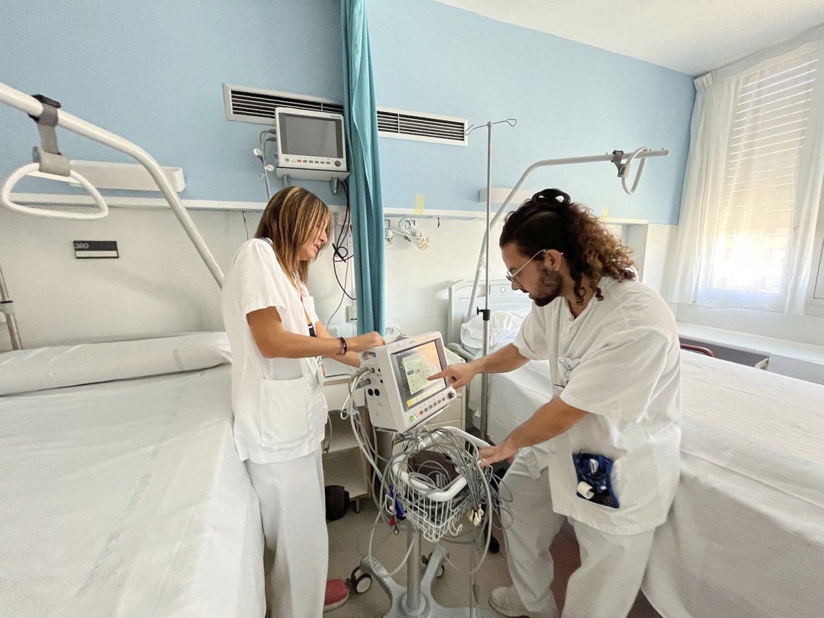 Una infermera i un infermer a la unitat de monitoratge d’ictus de l’hospital de Granollers