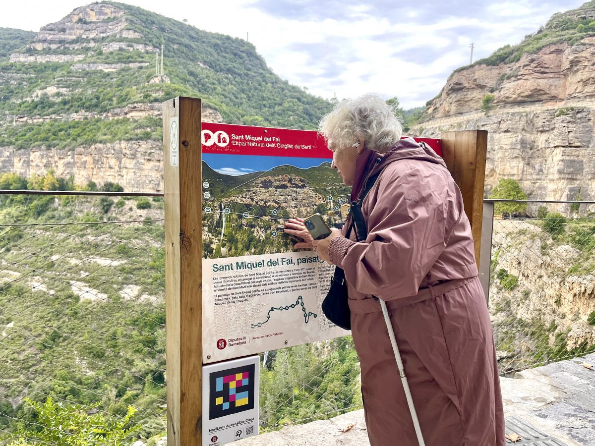 La presidenta de l'Associació Discapacitat Visual Catalunya, Paquita Garcia, llegint un dels cartells en braille