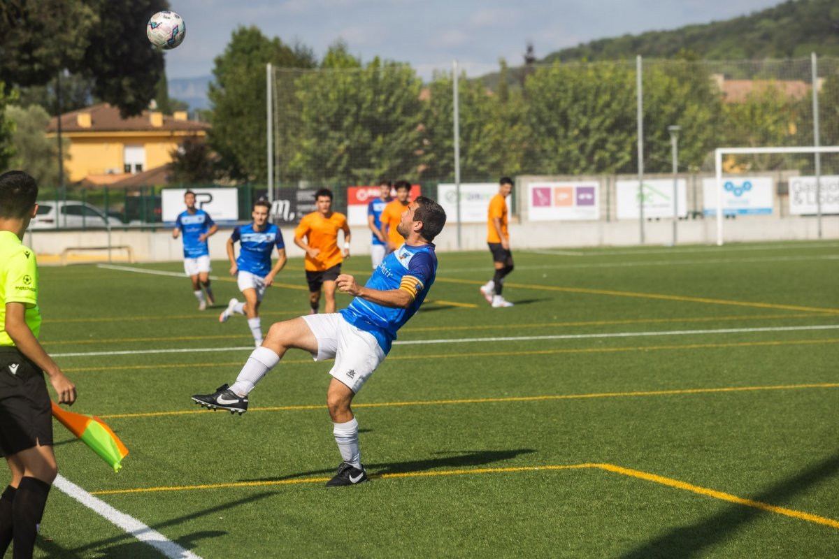 El capità del CF Sant Julià, Ferran Vila, en el primer partit de la temporada contra el Llavaneres