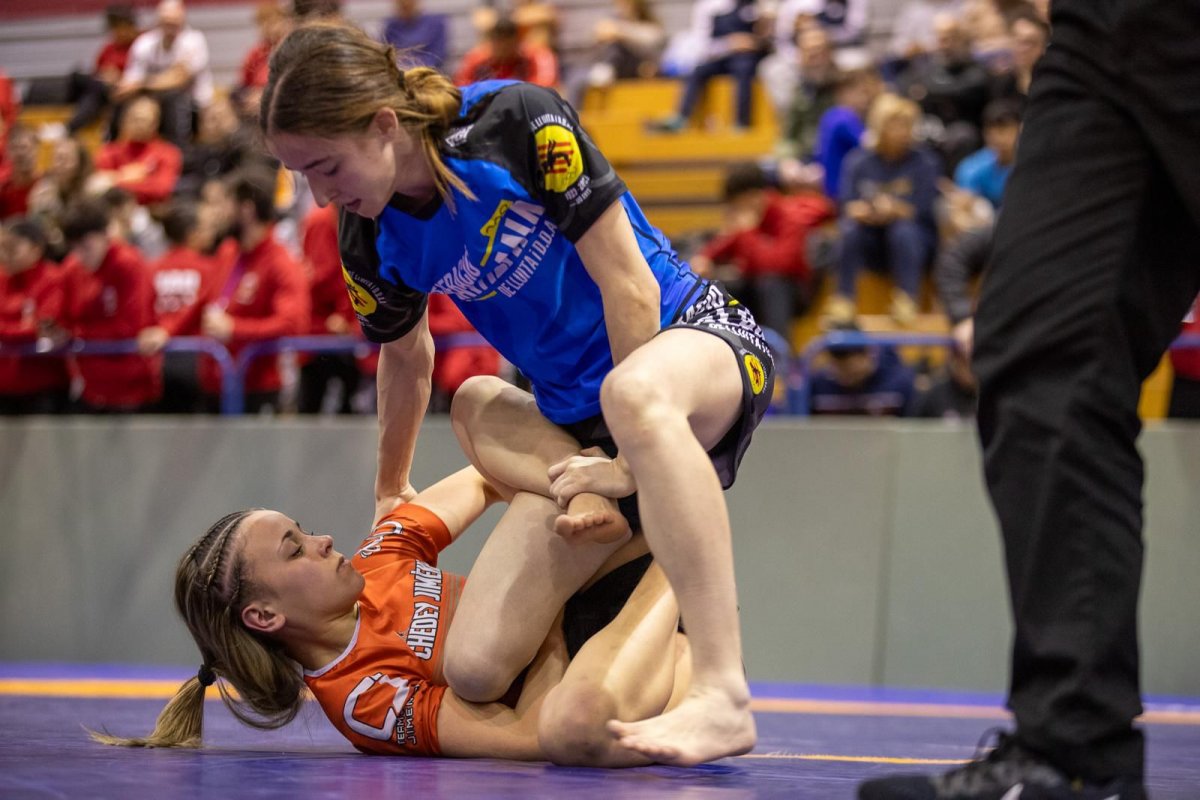 Júlia Beltran (de blau), aquesta temporada en el combat de la final del Campionat d'Espanya de Grappling