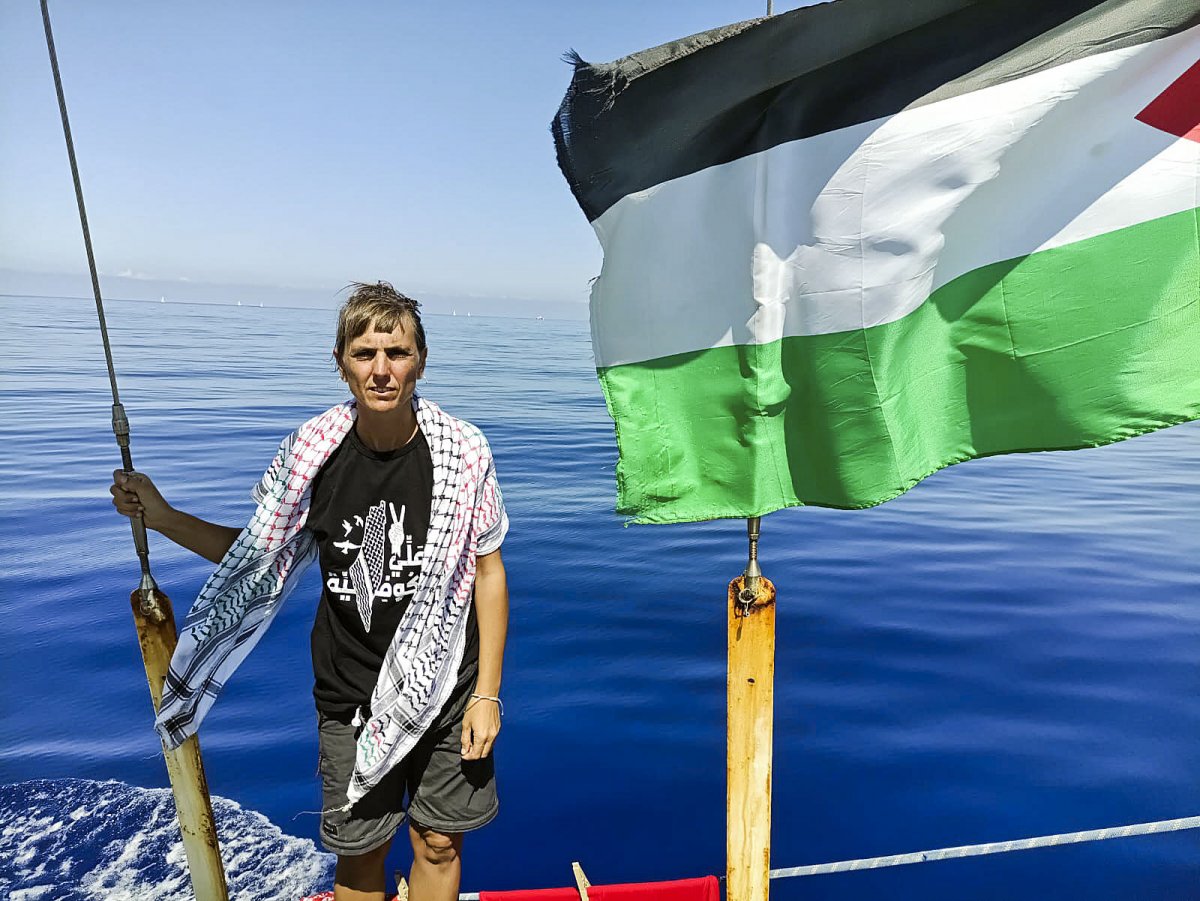 Masmitjà, a bord de la goleta Adara, on viatgen una vintena de persones