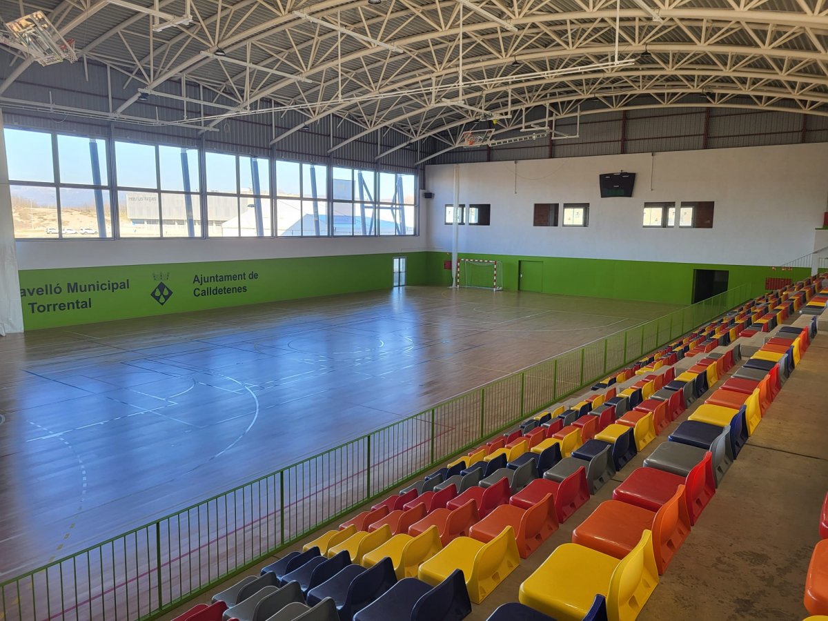El pavelló de Calldetenes, centre d'un complex esportiu que es vol ampliar amb noves instal·lacions annexes