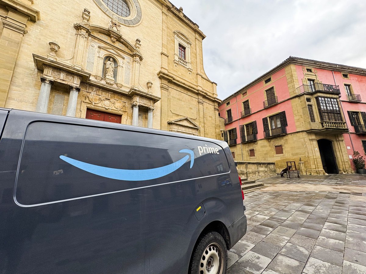 Una furgoneta d'Amazon a la plaça de la Catedral de Vic