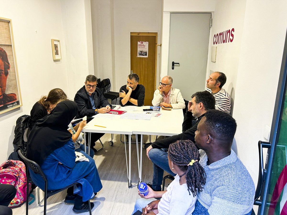 Mijoler i Martí, dilluns al local dels Comuns amb alguns pares afectats