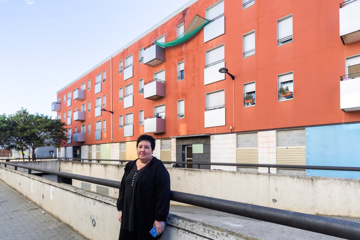 María Ángeles Cordero, divendres davant dels blocs de pisos, amb una xarxa a la façana pel risc de despreniments