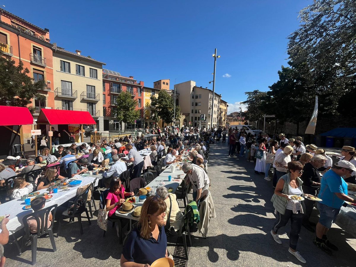 El dinar va tenir lloc aquest diumenge a la plaça del Carbó de Vic. El sol i la bonança del migdia també van acompanyar