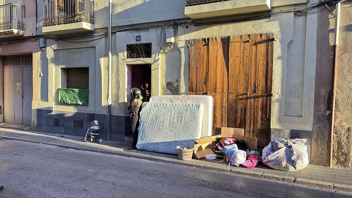 Alguns dels objectes i mobiliari que es van treure divendres al matí de l’edifici número 14
