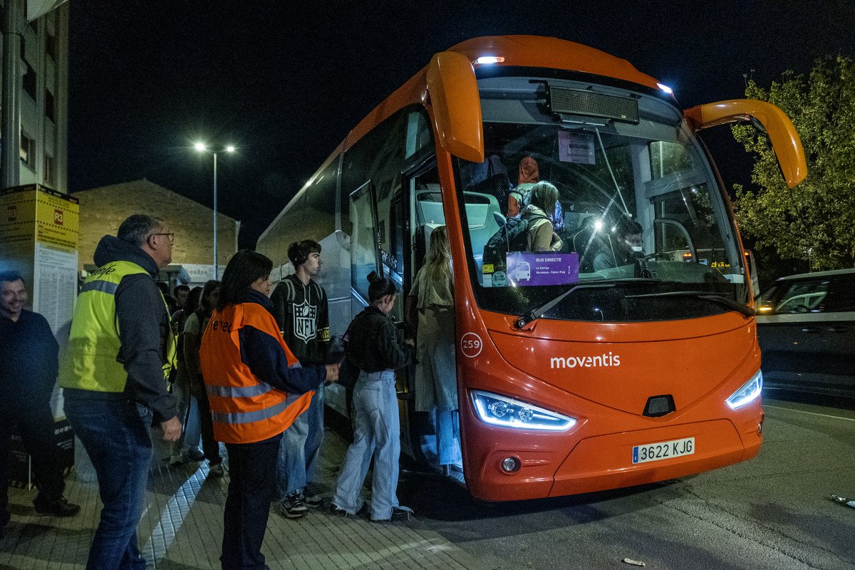 Usuaris pujant a un dels primers vehicles del matí aquest dimarts