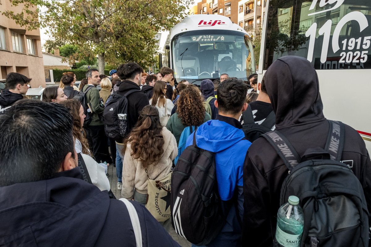 Cua per accedir als busos que anaven directes a Fabra i Puig i que sortien a les 8 del matí