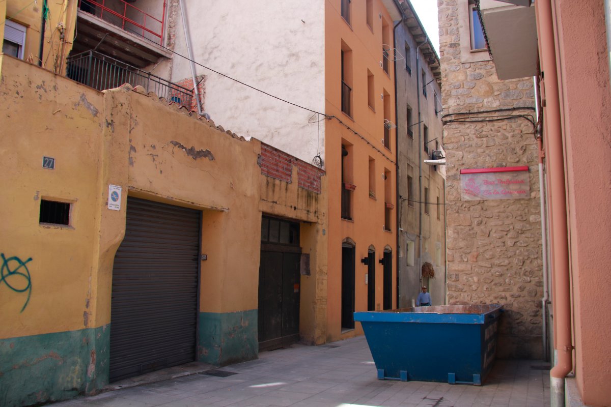 Un carrer de Ripoll amb habitatge en obres