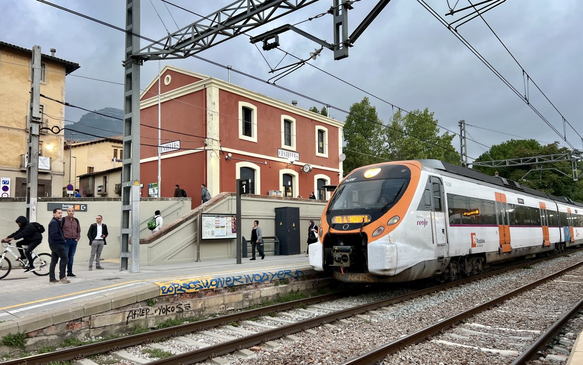 Un tren aturat a l'estació de Centelles, que serà un punt important d'interconnexió durant les obres