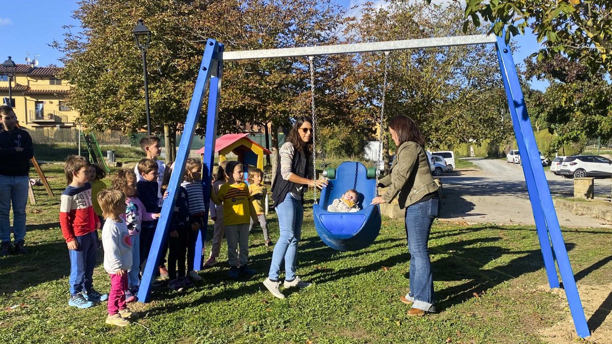 La inauguració del gronxador, amb infants, Laia Vergés i Laia Oller