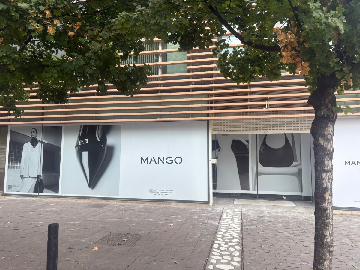 Cartells anunciant l'obertura de la nova botiga Mango a Granollers