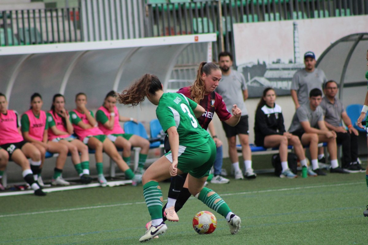 Laia López intenta superar la pressió de la local Sellarés en una acció davant la banqueta local