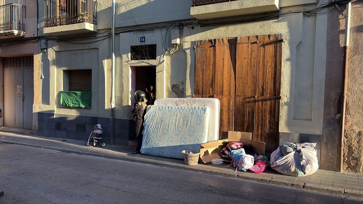Matalassos i objectes de dins del bloc, ja a fora al carrer