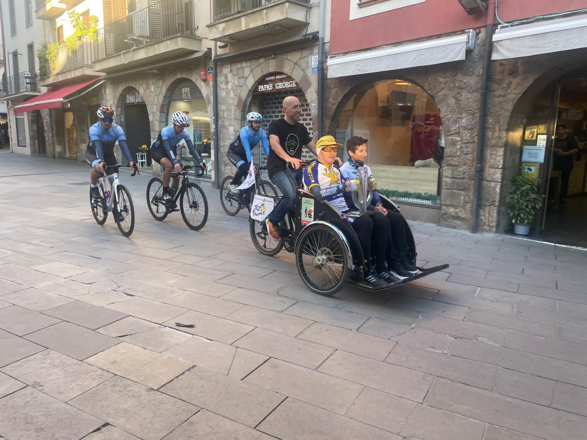 Usuaris de Granollers Pedala, acompanyats de ciclistes de la Unió Ciclista Granollers, van portar el trofeu fins a la Porxada